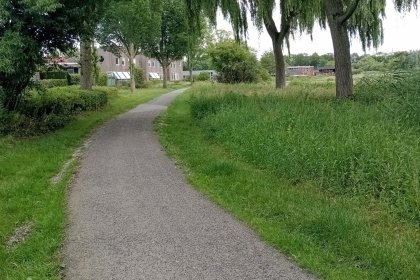 Natuurlijk wandelpad langs de Buitenposter Vaart